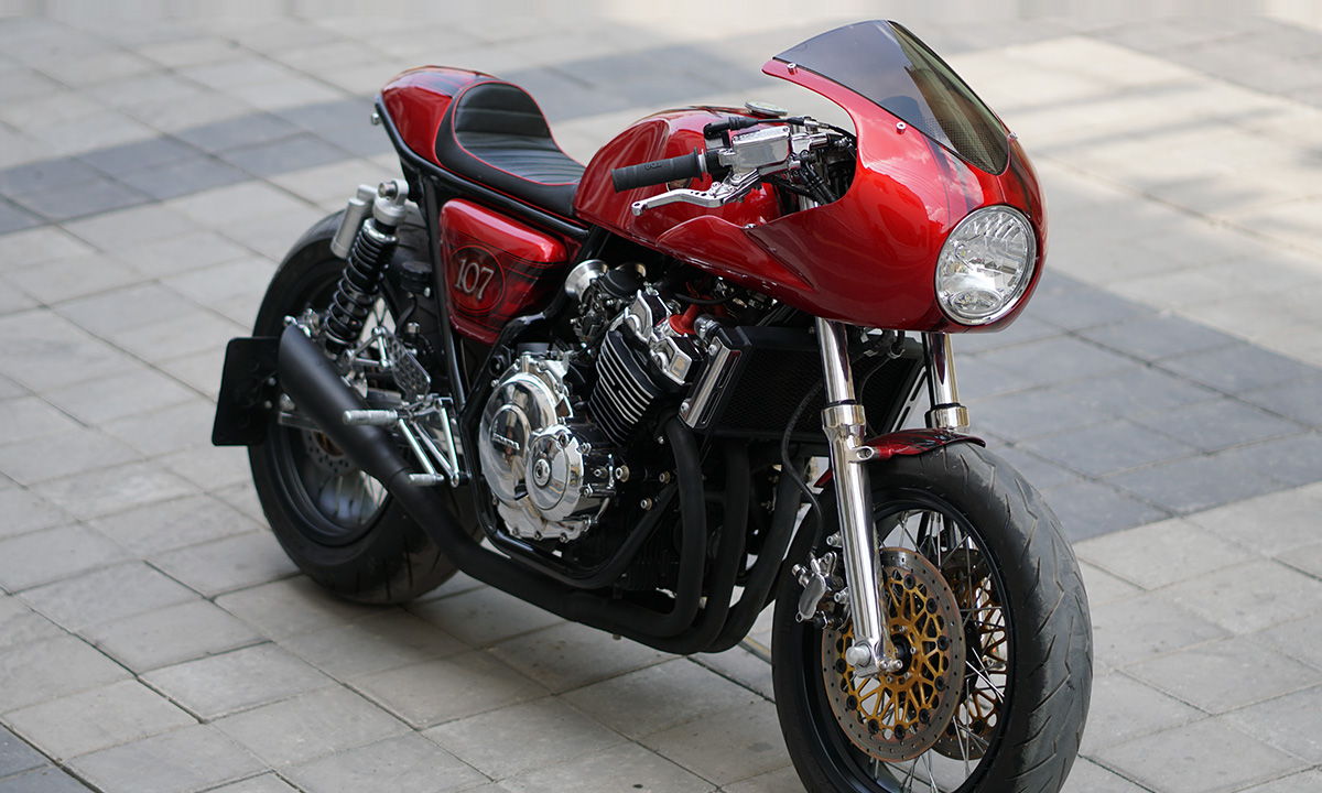 Honda cafe racer cb400 super four