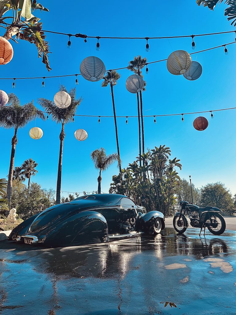 Barry Weiss's Un Diente de Oro, next to an Art Deco era car. Media courtesy of Gavin Brennan.