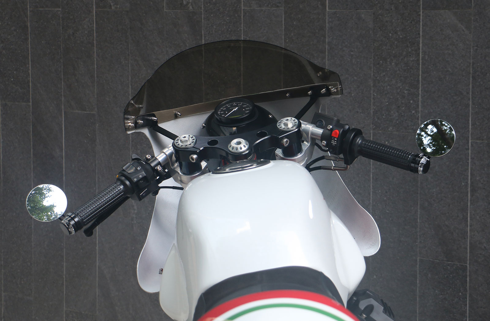 Angry Lane Moto Guzzi V7 Racer